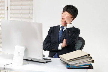仕事をするビジネスマン　悩み　困る　残業