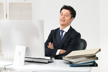 Fototapeta premium 仕事をするビジネスマン 悩み 困る 残業