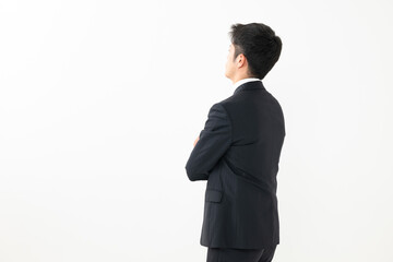 スーツを着た男性の後姿