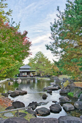 紅葉に包まれた東屋