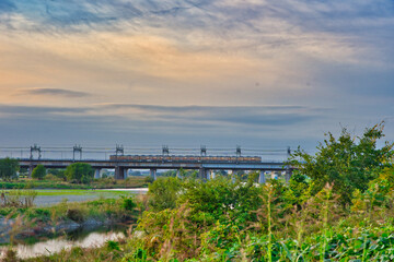 夕焼けの中を走る電車