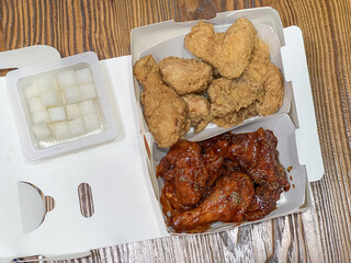 한국 배달 음식 양념 반 후라이드 반 치킨

