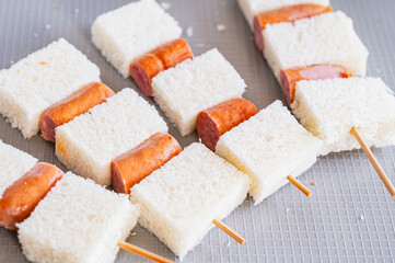 串に刺したパンとウインナー