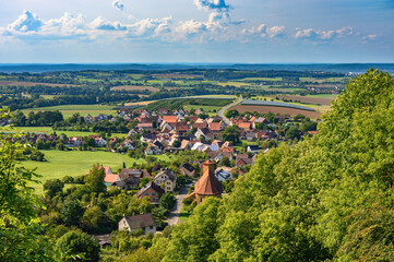 Sommerliche Landschaft in der Fr&auml;nkischen Schweiz l&auml;dt zum Wandern ein - Blick von Regensberg &uuml;ber Weingarts in Richtung Forchheim, Bayern, Deutschland