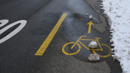 Gelber Markierter Velo Weg am Strassenrand, Strasse mit Fahrrad Signalisierung für Velofahrer, Rutschiger Boden im Winter, Witterungsverhältnisse und Strassenverhältnisse sind zu beachten