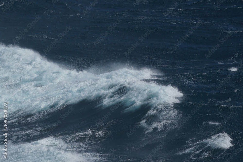 Aufkleber image captures powerful ocean waves crashing against each other, creating dynamic and dramatic seasc