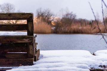 pomost nad jeziorem w zimę © Mateusz