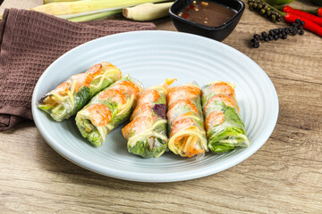 Vietnamese spring roll with prawn and mango