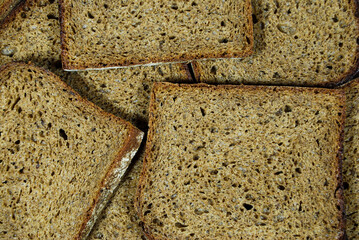 sliced ​​pieces of crusty bread spread out on the surface