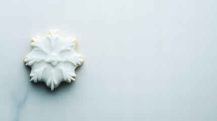 Obraz premium Beautifully decorated white snowflake cookie on a clean surface perfect for winter celebrations and holidays
