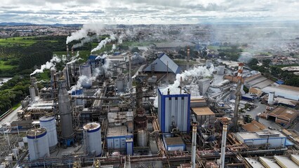 Visão aérea de uma grande indústria de papel e celulose em plena produção. O maquinário em...