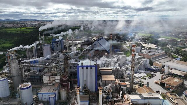Vis&atilde;o a&eacute;rea de uma f&aacute;brica de papel e celulose em Suzano, S&atilde;o Paulo, Brasil