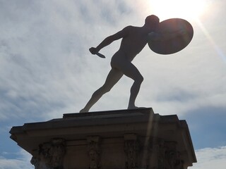 Antike Marmor Statue eines griechischen Kämpfers, der im Kampf sein Schild und Schwert gegen die...
