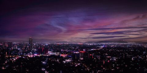 Obraz premium Mexico City Twilight Skyline and Dramatic Cloudscape in Ciudad de México: Beautiful vibrant historic metropolis at an altitude of 7,350 ft.