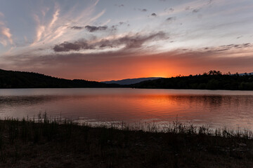 lac couché de soleil