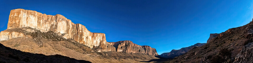 Fototapeta premium Big Bend Beauty: The dramatic landscape of Big Bend National Park, with towering cliffs and a clear blue sky.