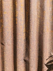 Obraz premium Corrugated zinc sheets with a lot of rust, observed in the reddish brown color that spreads throughout the sheet, and the obvious corrosion traces.
