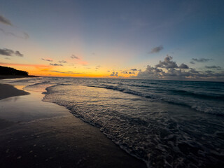 Paisaje hermoso de playa al atardecer