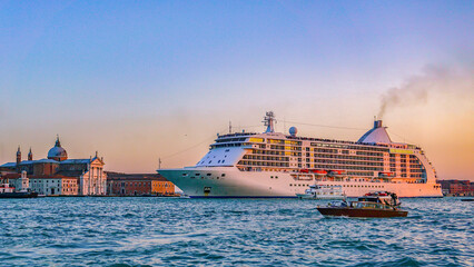 Obraz premium Giant cruise ship on the Grand Canal in Venice, italy at sunset
