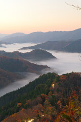 紅葉と雲海の朝
