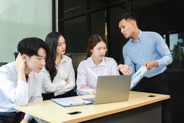 Boss is angry and blames the staff for poor work, the team leader's failure is not satisfied with the report.