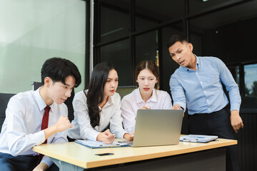 Boss is angry and blames the staff for poor work, the team leader's failure is not satisfied with the report.