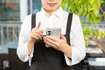 オンライン注文を受ける女性店員01