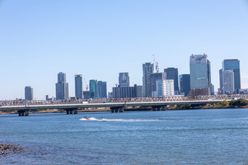 Fototapeta premium 淀川から見た梅田のビル群（2024年11月撮影）