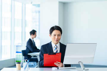 Fototapeta premium オフィスで働くビジネスパーソン