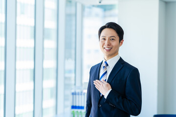 オフィスで働くビジネスパーソン