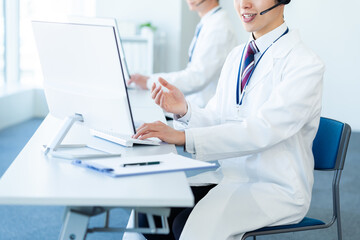 白衣を着た医療関係者のオペレーター