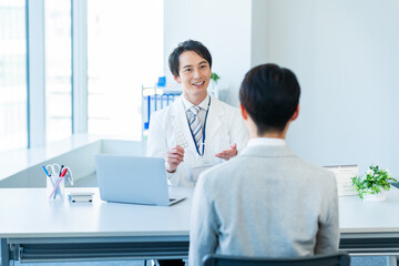 薬を渡す薬剤師