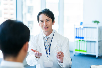 薬を渡す薬剤師