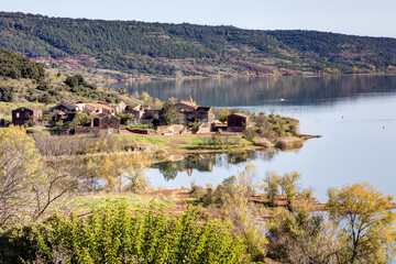 Vue sur le lac du Salagou et le village de Celles dans le département de l'Hérault en région Occitanie - France