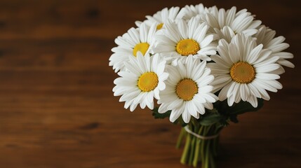 Obraz premium Rustic Wooden Table with White Daisies Bouquet Spring Flowers Copy Space Nature Photogr