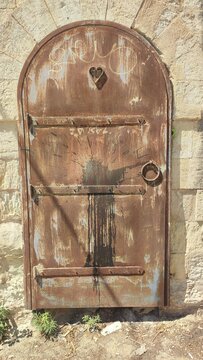 old metal door with a round handle