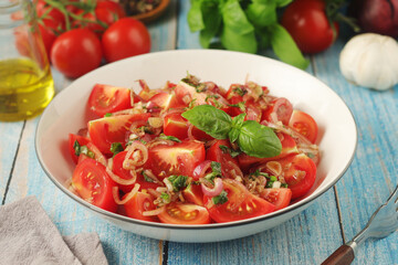 A bowl with Romanian tomato salad de Rosii	