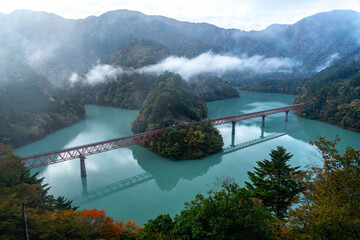 朝もやに包まれる山奥の秘境駅