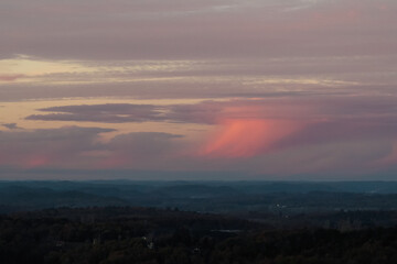 Coucher de soleil sur les paysages du Lot, observé depuis la ville de Gourdon