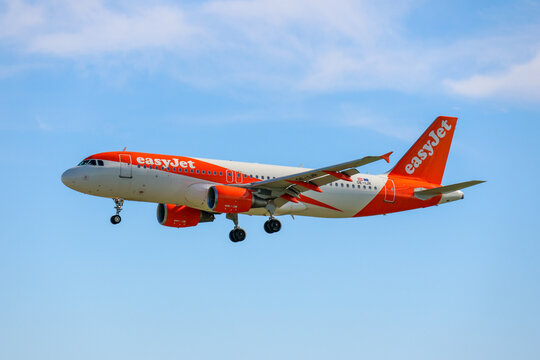 Easyjet airbus a320 landing at lisbon airport