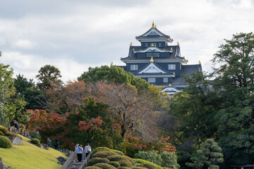 日本の岡山県岡山市の岡山城の美しい秋の風景