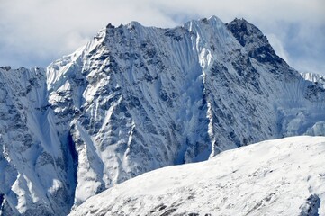 Obraz premium Snow covered mountains in Nepal Himalayas