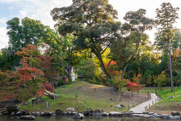 日本の岡山県岡山市の後楽園の美しい秋の風景