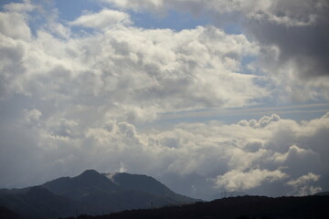 雨雲と雲が混じり合った雨上がりの冬の空