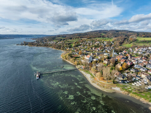 Luftbild von der Gemeinde Gaienhofen an der S&uuml;dseite der Halbinsel H&ouml;ri im Bodensee