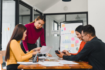 Obraz premium Collaborative business meeting with diverse professionals discussing ideas and analyzing data. Engaged teamwork in modern office setting fosters creativity and productivity