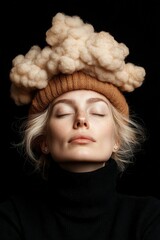Naklejka premium Woman with a cloud-inspired hat posing against a dark backdrop in a creative fashion setting
