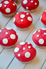 Cupcake de fondant rojo con lunares blancos.