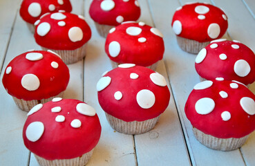 Cupcake de fondant rojo con lunares blancos.