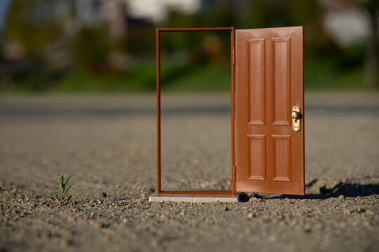 グランドに置いたドアのミニチュア